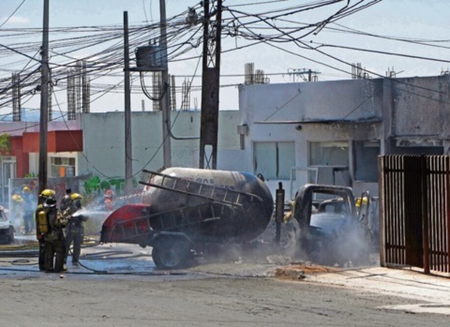 Fallecen dos por explosión de pipa 