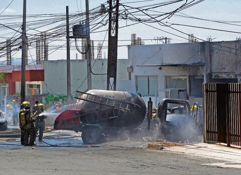 Fallecen dos por explosión de pipa