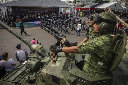Queretanos se emocionan con desfile militar