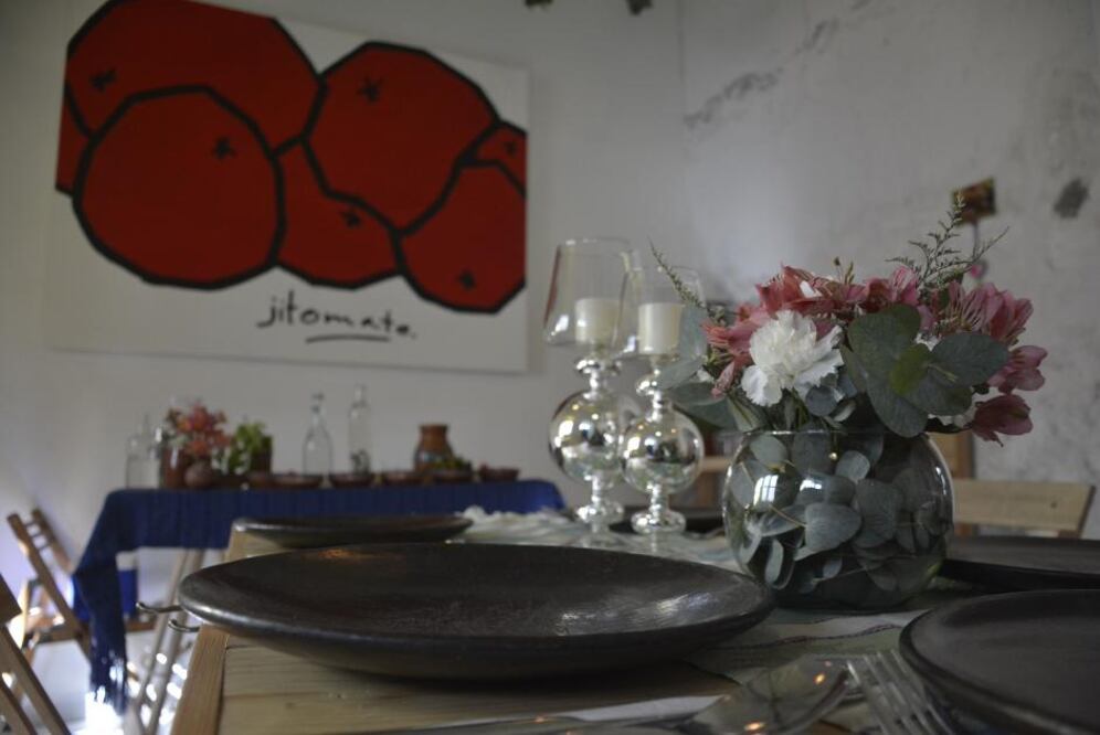 Este restaurante destaca por tener una decoración propia de un lugar mexicano, sin ser extravagante; con paredes crudas a modo de una casona vieja