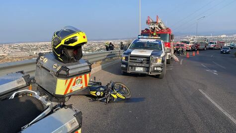 Motociclista cae a un barranco de 30 metros