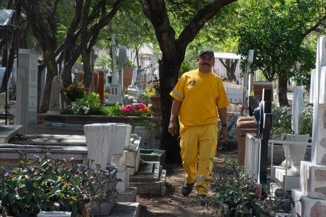 Velar entre los muertos, un oficio de valientes 