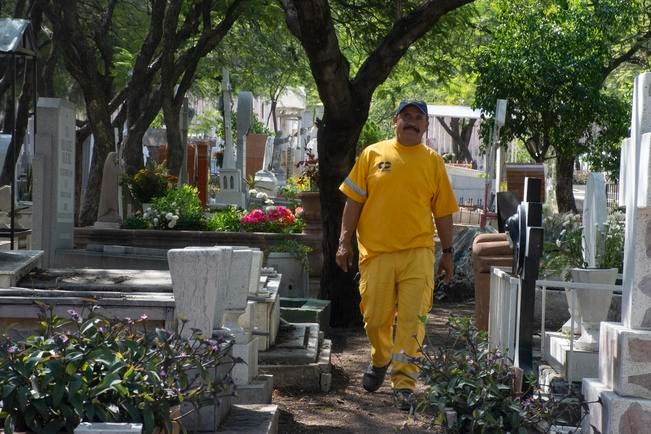 Velar entre los muertos, un oficio de valientes