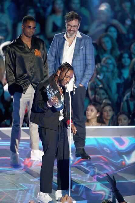 El rey de la premiación fue Kendrick Lamar, quien se llevó a casa seis trofeos, inlcuyendo el premio al Video del año por “Humble”. (KEVIN WINTER. AFP)