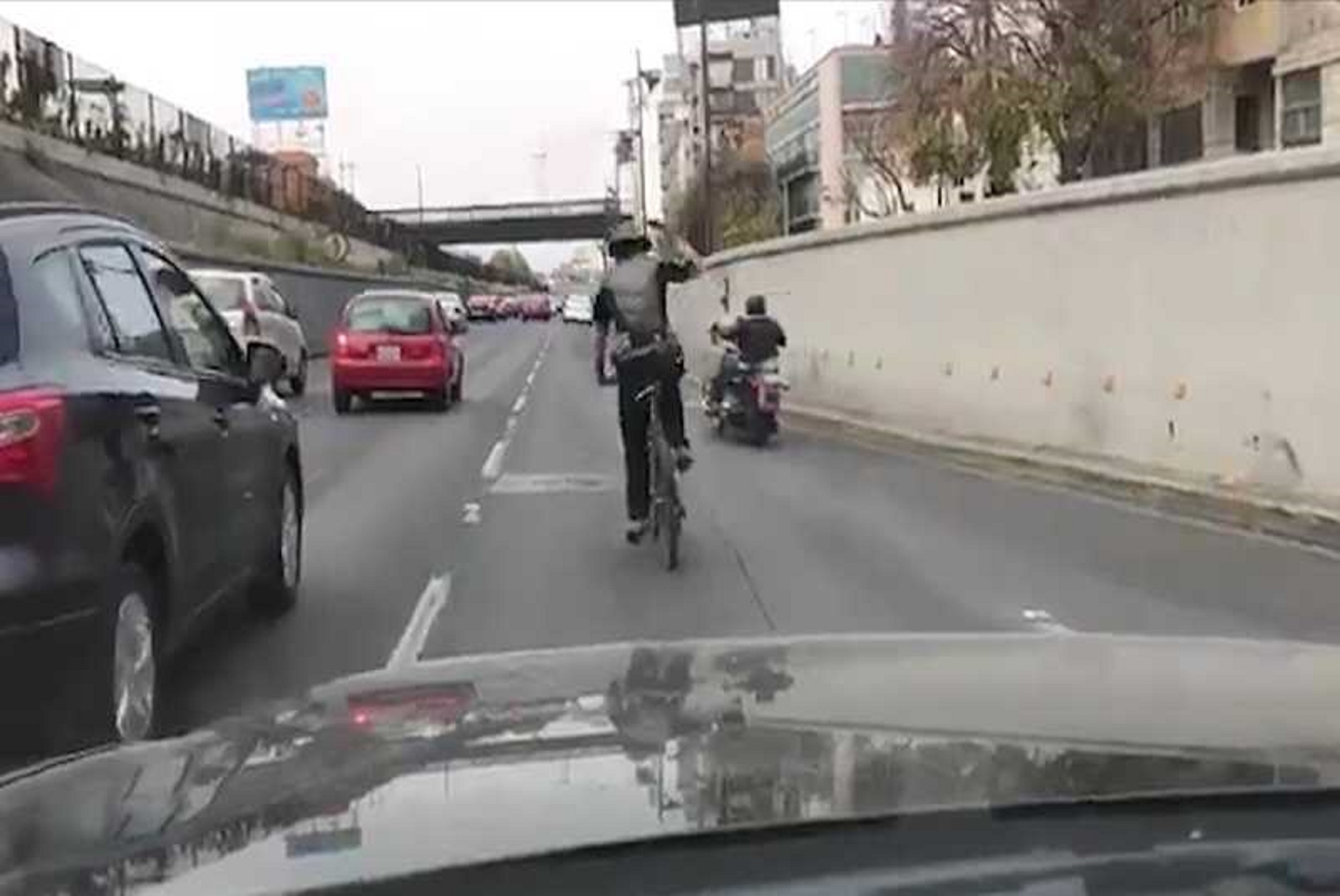 Captan a ciclista circulando sobre Viaducto