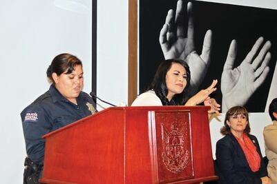 Capacitan a policías en lenguaje de señas
