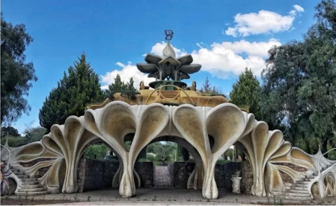 También conocido como Timmyland, el rancho es un conjunto de edificios inspirados en las obras de Antoni Gaudí. Foto: Touryck Travel