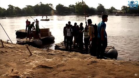 Migrantes cruzan el río Suchiate y desafían a la Marina
