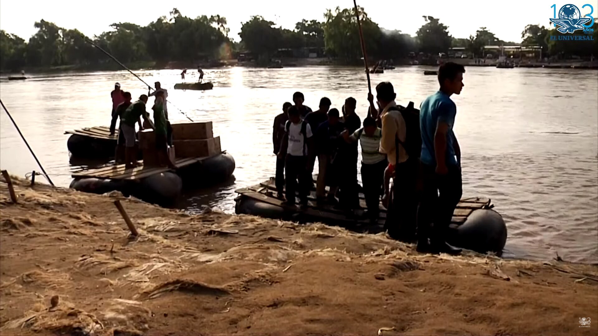 Migrantes cruzan el río Suchiate y desafían a la Marina