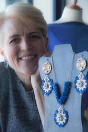 La joyería y la pintura son su felicidad.