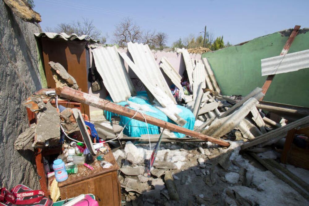 La intensa lluvia que se registró el viernes por la noche ocasionó el derrumbe de algunos techos de lámina y asbesto de varias viviendas de la comunidad de Tunamanza, ubicada en el municipio de San Juan de Río. (FOTOS: OBTURE PRESS)