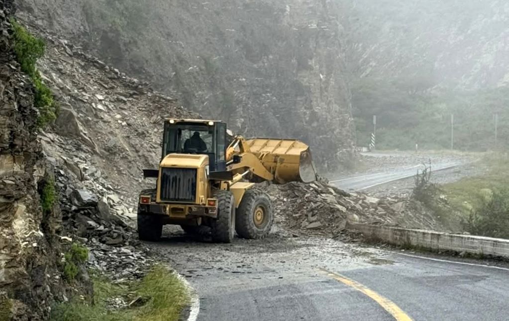 Lluvias provocan nuevos deslaves y bloqueos carreteros en la Sierra Gorda de Querétaro