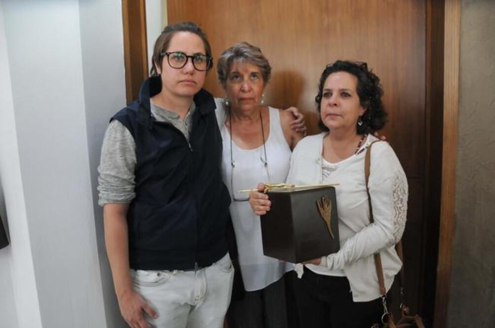 Maricarmen Pitol (tercera de izq. a der.) informó que era deseo del escritor descansar a lado de familia