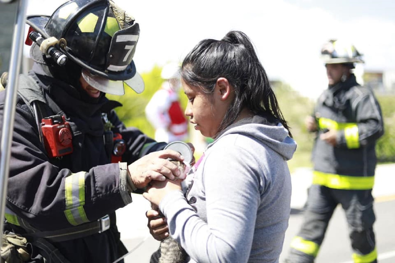 Lo salvan del fuego. Bomberos rescatan un gatito de un incendio