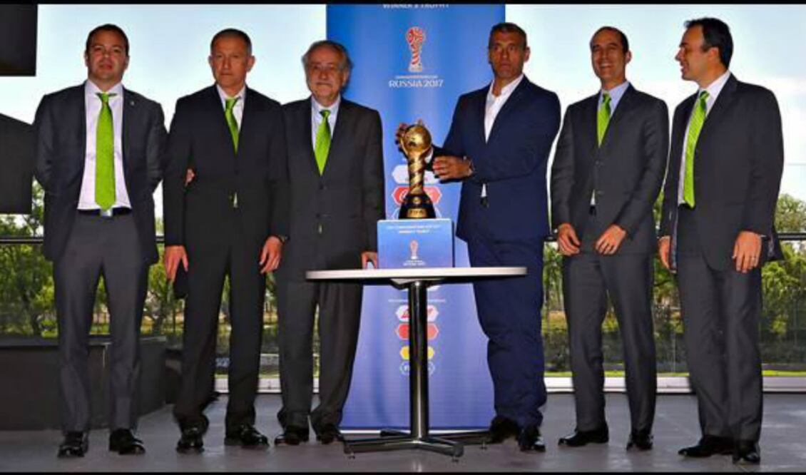 La Copa Confederaciones luce esplendorosa en territorio nacional; directivos mexicanos la escoltan (ETZEL ESPINOSA. IMAGO7)