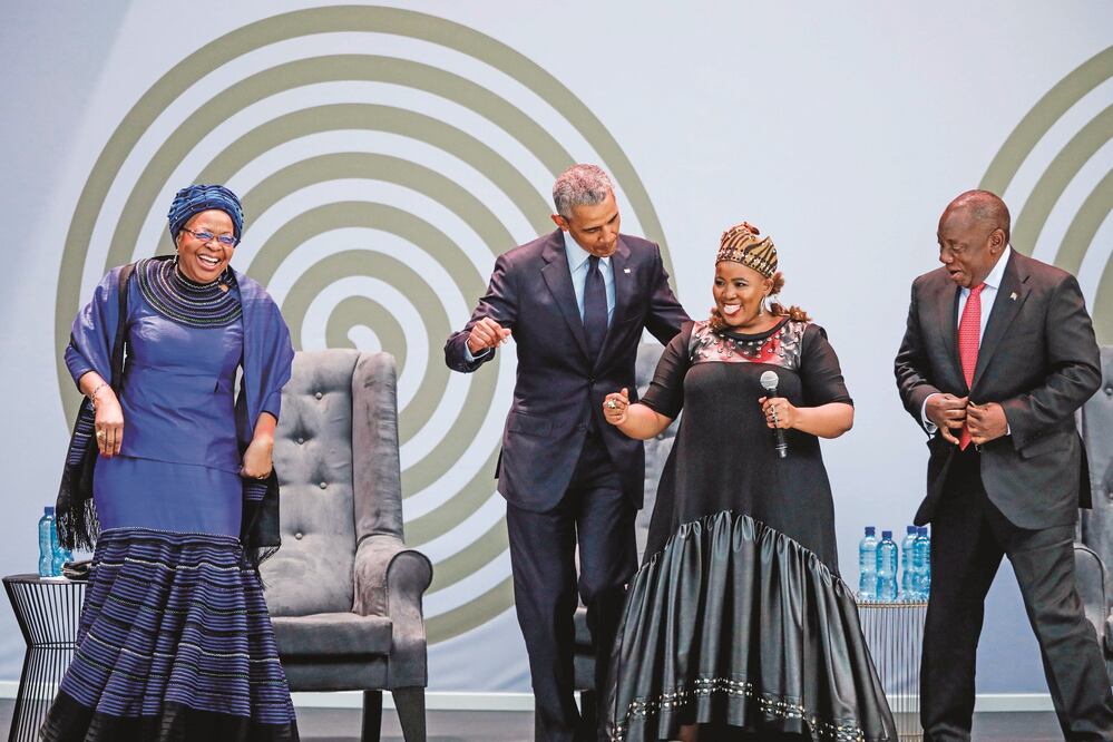 Graca Machel, viuda del ex presidente sudafricano Nelson Mandela; el ex mandatario Barack Obama; la cantante Thandiswa Mazwai y el presidente de Sudáfrica, Cyril Ramaphosa, ayer durante el homenajes a Madiba, en Johannesburgo. / Foto: Marco Longari/AFP