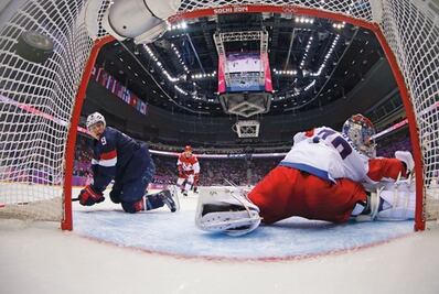 EU vence a los rusos en hockey