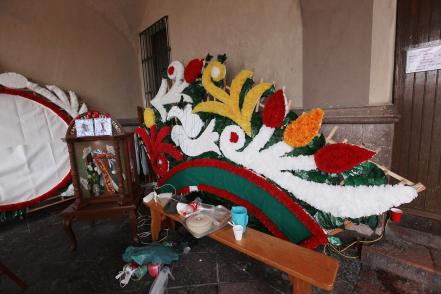 Portada floral, detalle artesanal en la Santa Cruz