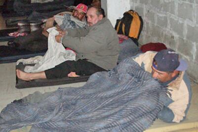 Duermen mil 300 personas a la intemperie