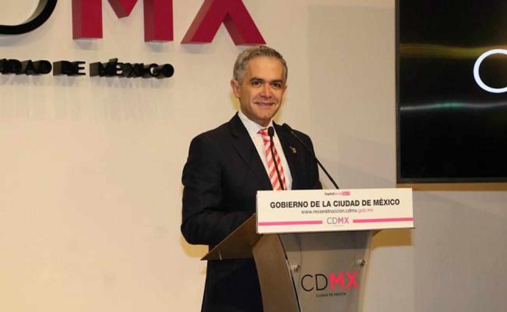 Propone Mancera regular la venta de celulares usados