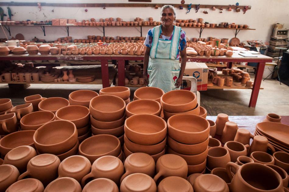 El lugar fue creado hace 17 años por mujeres de la Sierra Gorda, quienes aprendieron a elaborar figuras de barro desde pequeñas; el negocio les permite tener más ingresos económicos