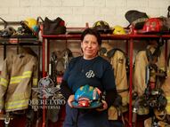 Lilia Álvarez compagina con orgullo su labor como bombera y su maternidad