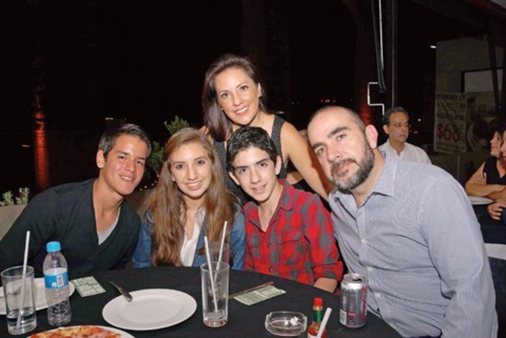 Exhiben flores en muestra colectiva