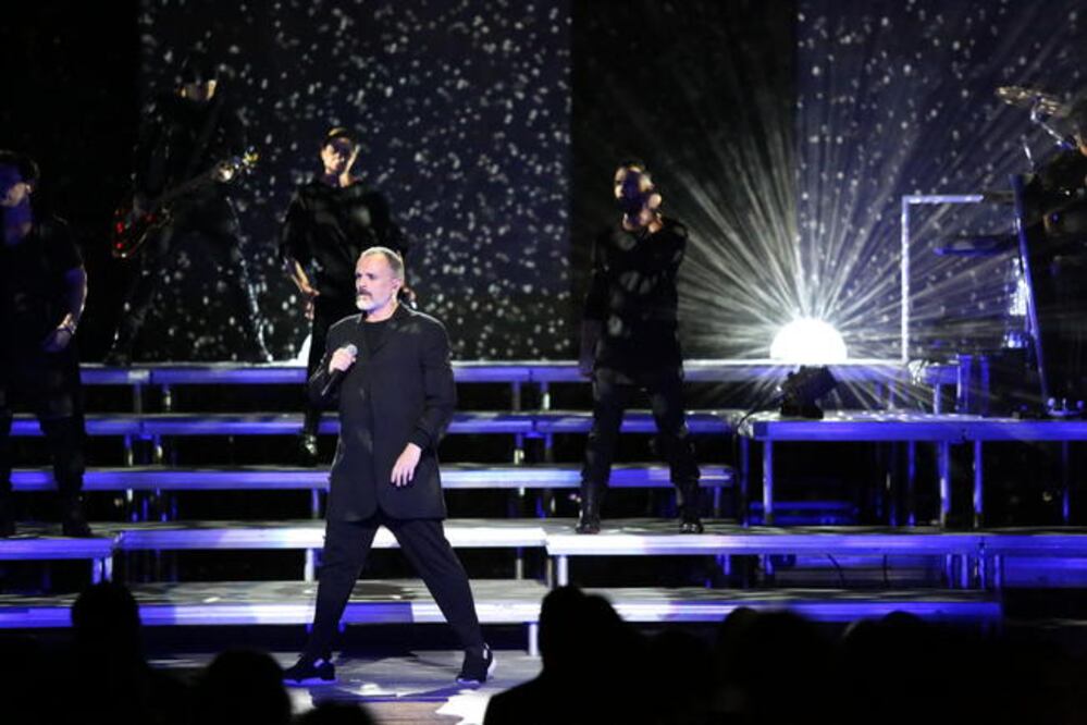Miguel Bosé, ante Más de 2 mil 400 personas en el Majestic Theatre. (EFE)