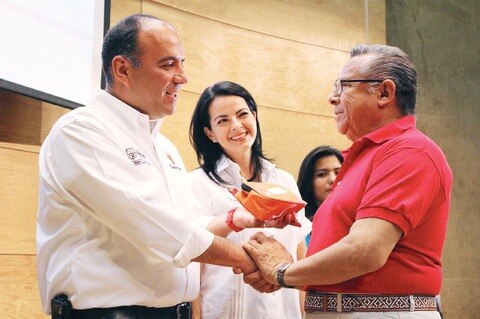 Entregan  200 aparatos auditivos