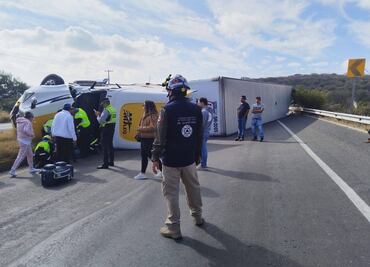 Vuelca vehículo de carga en el Libramiento Surponiente; hay cierre vial