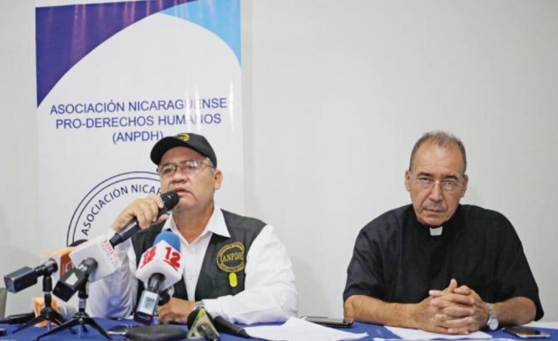 El secretario de la Asociación Nicaragüense Pro Derechos Humanos, Álvaro Leiva (izq.) al dar a conocer un informe sobre víctimas en las protestas (INTI OCON. AFP)