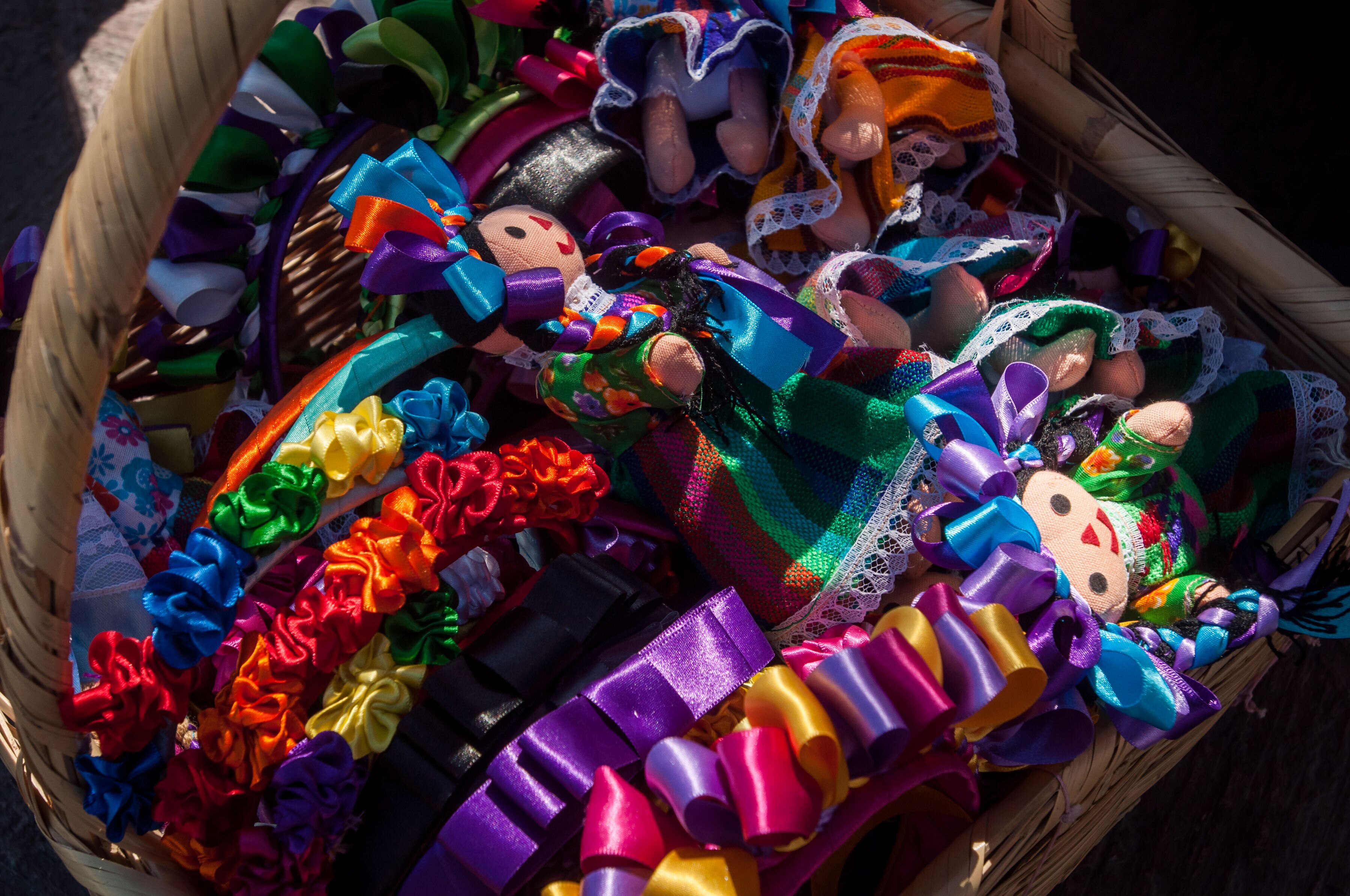 Indígenas piden espacios para vender sus artesanías