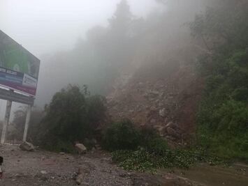 Fuertes lluvias provocan un deslave en un cerro en Pinal de Amoles