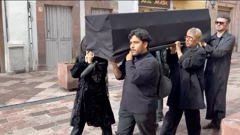 Con performance, exigen la salida de titular de la Secretaría de Cultura