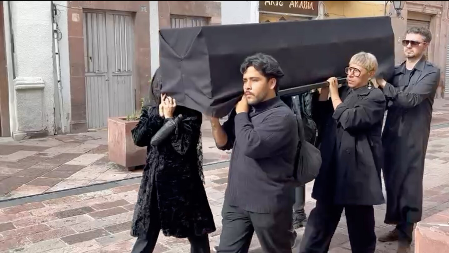 Con performance, exigen la salida de titular de la Secretaría de Cultura