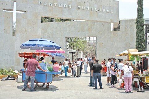 Risas y lágrimas  enmarcan la visita a padres difuntos