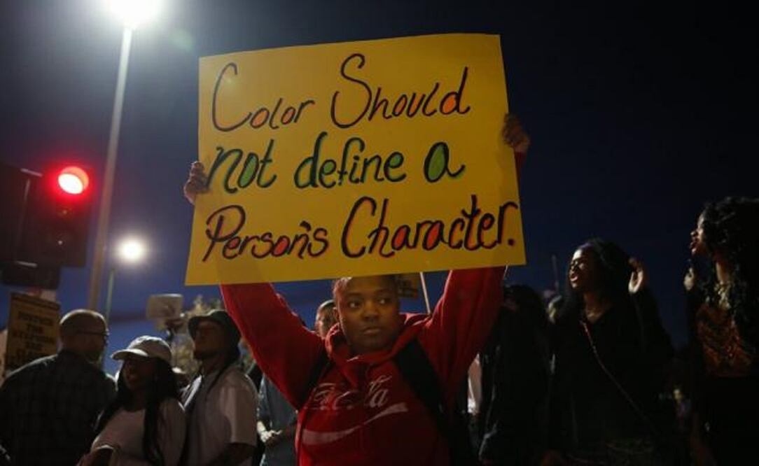 El deceso de Clark, padre de dos hijos, es el último de una serie de muertes de hombres afroamericanos por parte de la policía que desencadenaron protestas callejeras (Foto: EFE)
