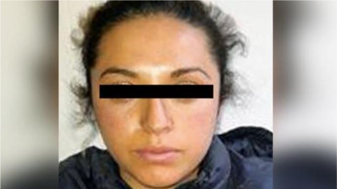 Quiso atropellar a su esposo y éste se trepó en el cofre, aún así logró matarlo en Edomex