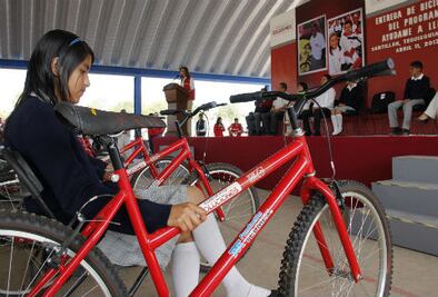 Estudiantes de Tequis reciben bicicletas 