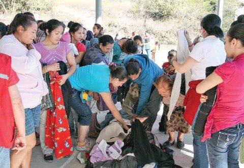 Reparten cobijas a zonas afectadas 