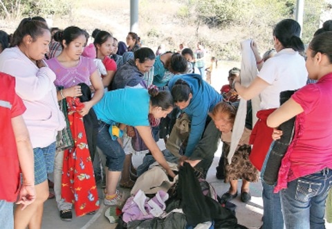 Reparten cobijas a zonas afectadas