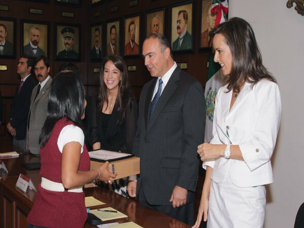 Entregan Premio Estatal de la Juventud