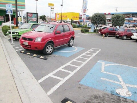 Proponen multar a automovilistas