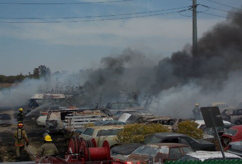 Arde corralón vehicular