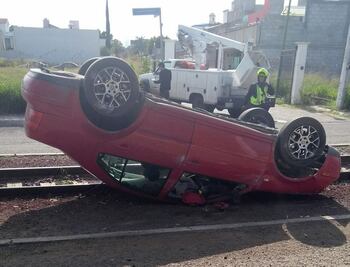 Vuelca automóvil tras choque