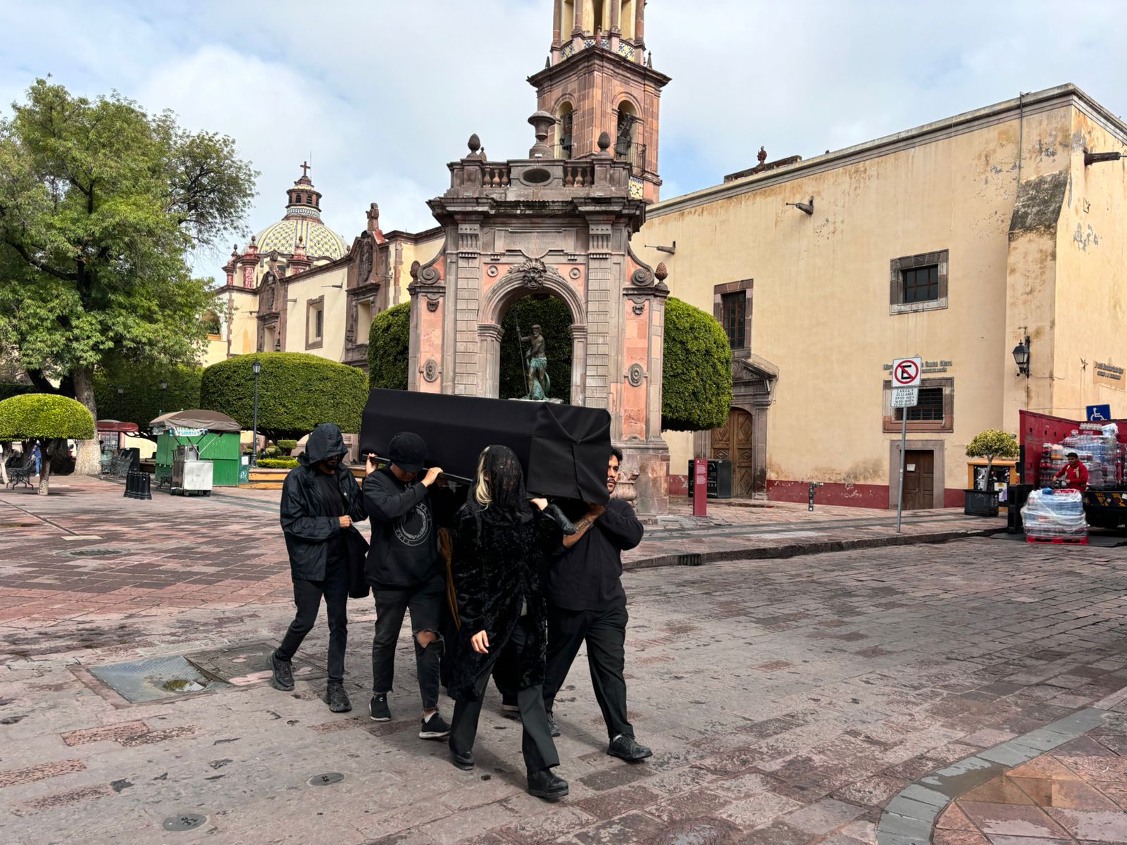 Artistas llevan a cabo el funeral por la cultura; piden la renuncia de titular de la Secult Querétaro