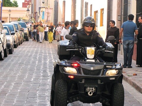 Resguardan marcha de fieles
