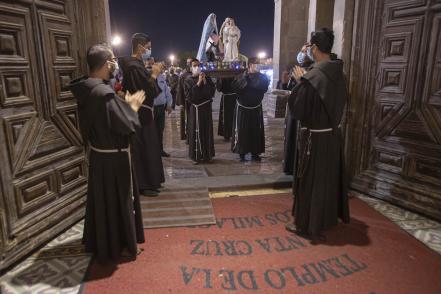 Pese al Covid-19, Querétaro celebra las tradicionales posadas en La Cruz 