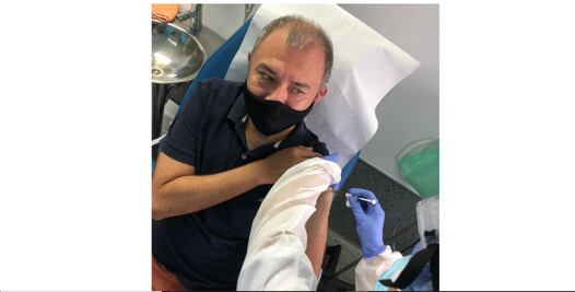 Vacunan a un mexicano contra el Covid-19