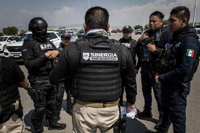 Tras cateo a bar en San Juan del Río, remiten a 4 personas extranjeras